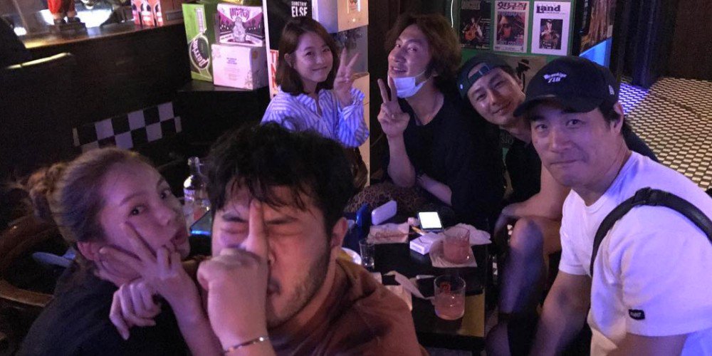 Nam diễn viên Kim Ki Bang chia sẻ ảnh bữa tiệc có Jo In Sung, Lee Kwang Soo và Park Bo Young